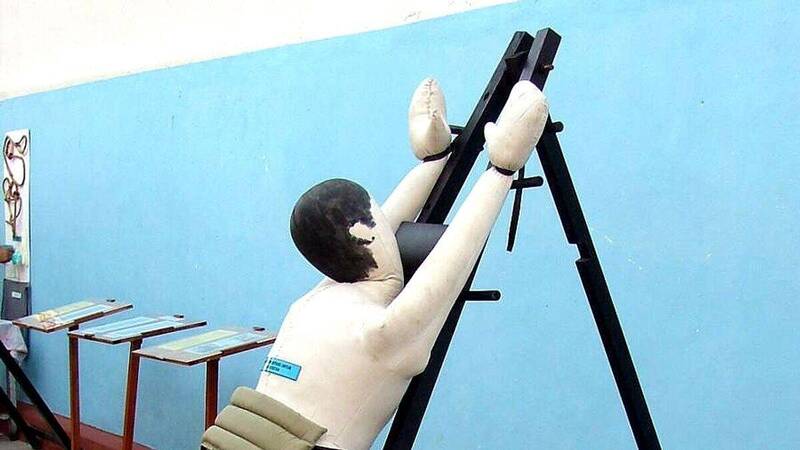 詐騙集團瑟瑟發抖！新加坡祭出鐵腕 今起強制鞭刑最高24下