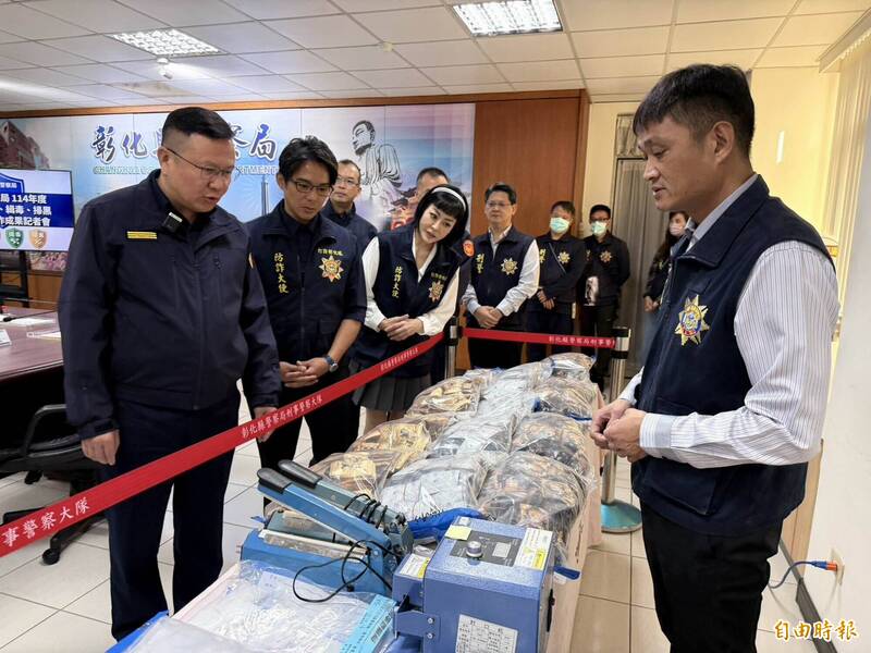 彰化县警局长陈明君（左1）检视破案成果。（记者汤世名摄）