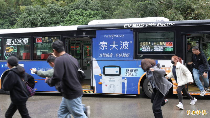 新北市府与台北客运今进行公车紧急状况演练,车内乘客遇持刀挟持,驾驶开门让乘客紧急逃难。(记者黄政嘉摄) 新北市府与台北客运今进行公车紧急状况演练,车内乘客遇持刀挟持,驾驶开门让乘客紧急逃难。(记者黄政嘉摄)