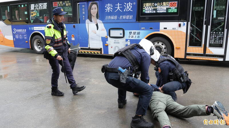 新北市府与台北客运今进行公车紧急状况演练,不明人士于车外持球棒叫嚣、拍打车门,在警方处置下顺利制伏嫌犯。(记者黄政嘉摄) 新北市府与台北客运今进行公车紧急状况演练,不明人士于车外持球棒叫嚣、拍打车门,在警方处置下顺利制伏嫌犯。(记者黄政嘉摄)