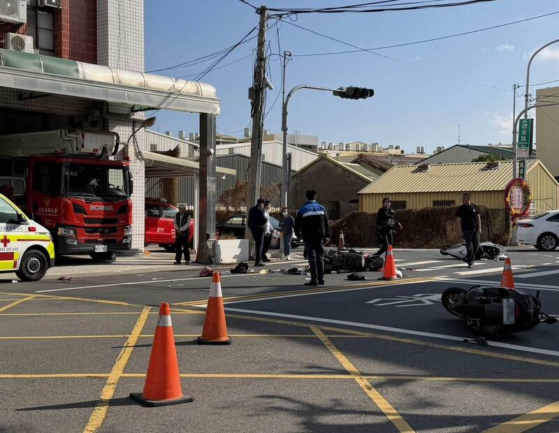 和美消防分队前3辆机车撞成一团。(图由赖清美提供) 和美消防分队前3辆机车撞成一团。(图由赖清美提供)