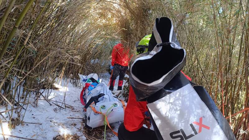 搜救人员将田男遗体运至鞍部。(民众提供) 搜救人员将田男遗体运至鞍部。(民众提供)