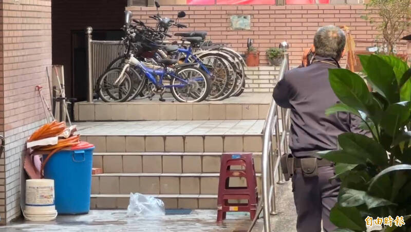 台南东区民宅惊传姊弟恋冲突命案,女遭男友泼酸受伤;男子疑持刀自戕伤重不治,两人都被救护车送医。(民众提供) 台南东区民宅惊传姊弟恋冲突命案,女遭男友泼酸受伤;男子疑持刀自戕伤重不治,两人都被救护车送医。(民众提供)