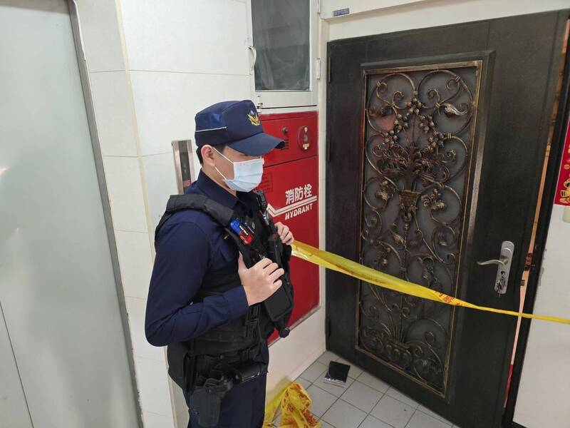 台南东区民宅惊传姊弟恋冲突命案,女遭男友泼酸受伤;男子疑持刀自戕伤重不治,两人都被救护车送医,警方封锁现场调查。(民众提供) 台南东区民宅惊传姊弟恋冲突命案,女遭男友泼酸受伤;男子疑持刀自戕伤重不治,两人都被救护车送医,警方封锁现场调查。(民众提供)