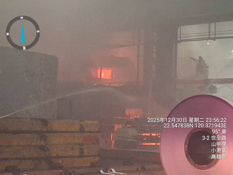唐榮鐵工廠火警釀空污，高市環保局今開罰10萬至500萬元。（民眾提供）