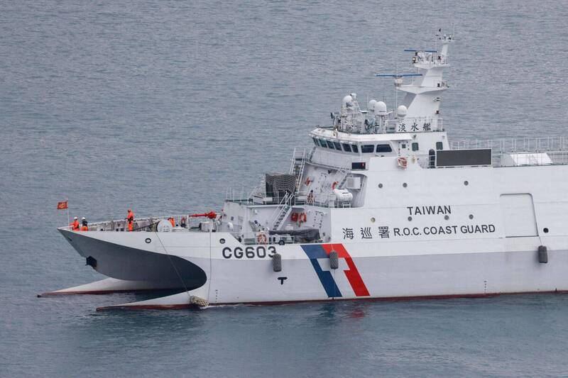 中國發動「正義使命-2025」軍演,共軍艦艇首度闖入台灣24海浬鄰接區,挑釁意味濃厚。圖為台灣海巡署艦艇在海上監控共軍動向,隨著演習進入尾聲,相關船隻正緩慢駛離。(歐新社)