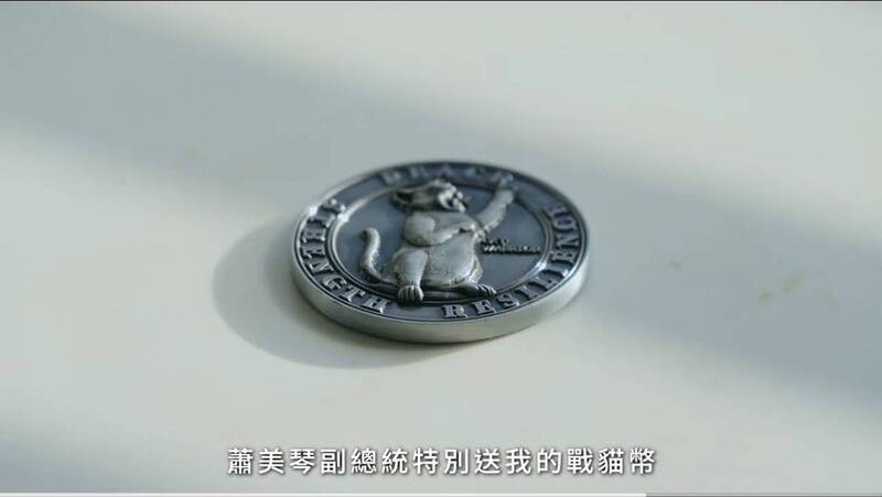 邱議瑩開箱隨身戰貓幣分享姊妹情誼