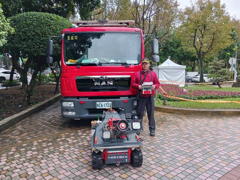 消防局在信义计划区关键位置部署救灾机器人。（记者姚岳宏翻摄）