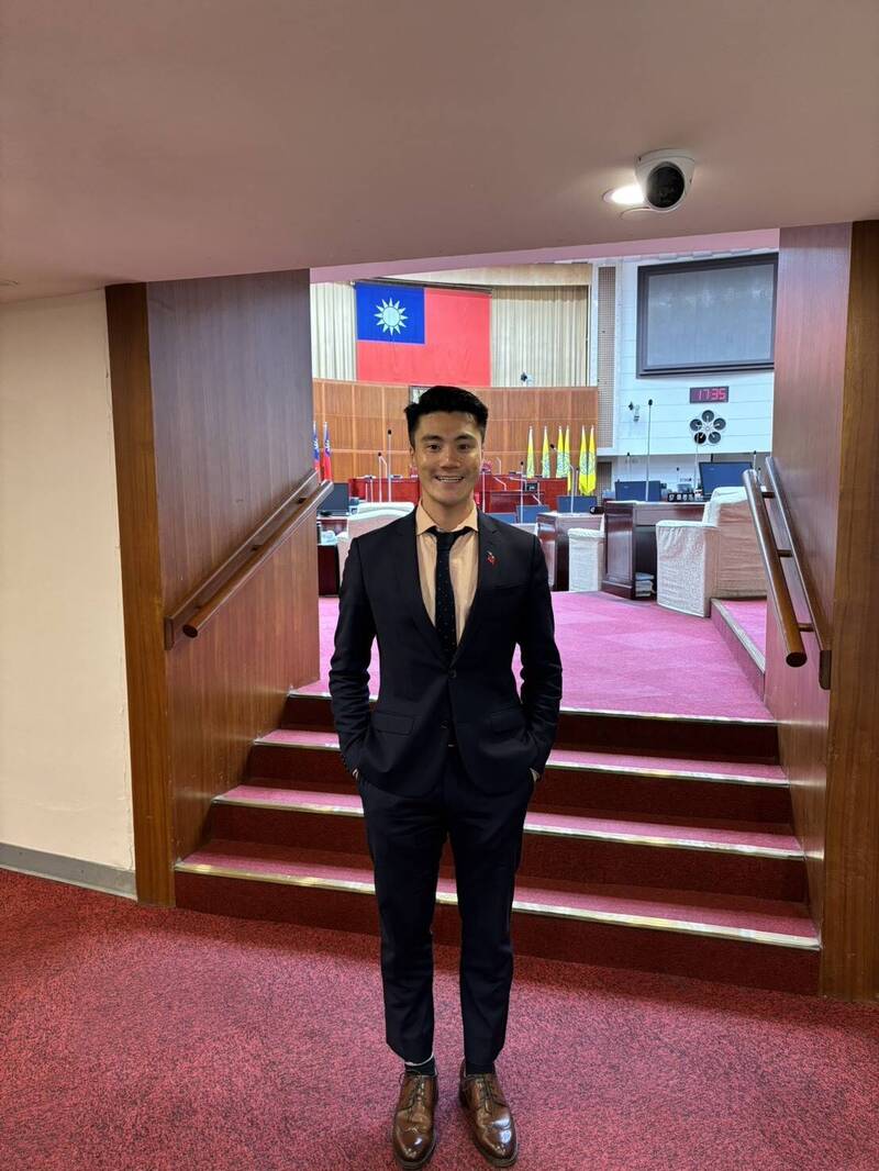 國民黨前青年部副主任丁瑀今日下午赴國民黨中央黨部，批鄭麗文不配做國民黨主席，應該站出來強力譴責中共。（丁瑀提供）