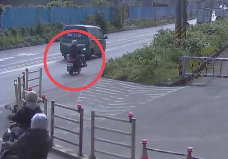 新北市五股一辆货车漏油，导致一名机车骑士摔车，警方到场维护交通。（记者吴仁捷翻摄）