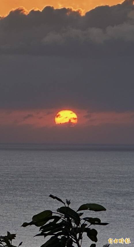 盼得2025最後一抹夕陽 關山遊客直呼好幸運