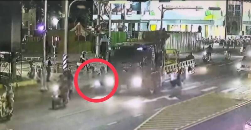 大货车擦撞机车酿悲剧。(读者提供) 大货车擦撞机车酿悲剧。(读者提供)