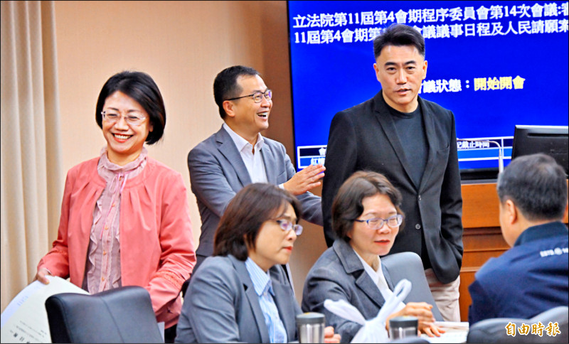 藍營︰政院先編軍人待遇條例預算 再審特別預算