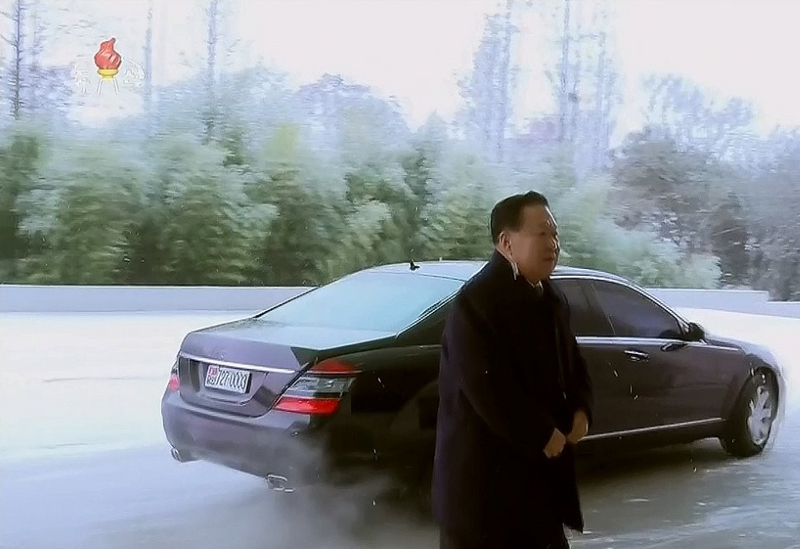 本月27日，北韩最高人民会议常委会委员长崔龙海出席「宪法节」纪念活动，专车车牌号码为「7·27 0003」。（图撷自北韩央视）