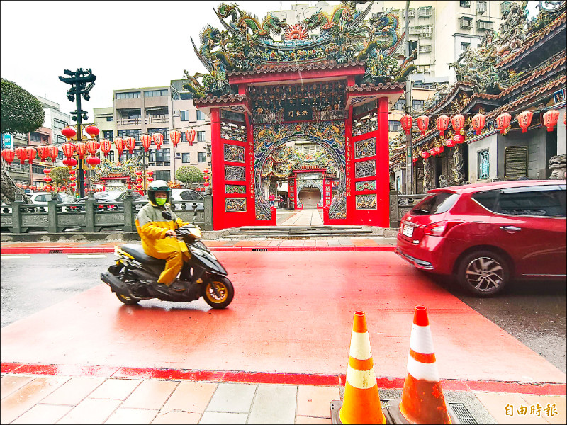 桃園景福宮外紅色鋪面 挨批罰單陷阱