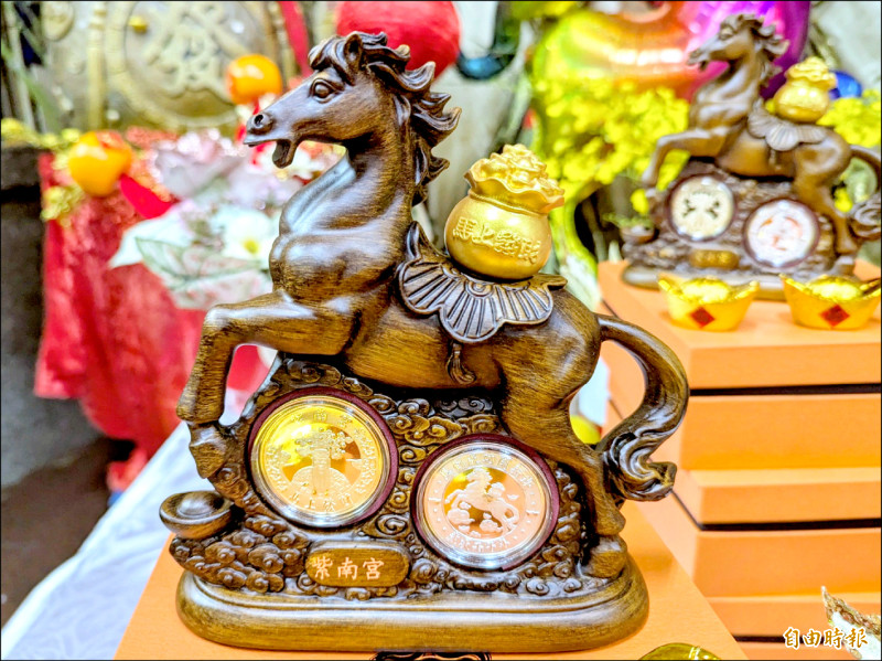 搶拿元旦錢母 竹山紫南宮萬人跨年排隊