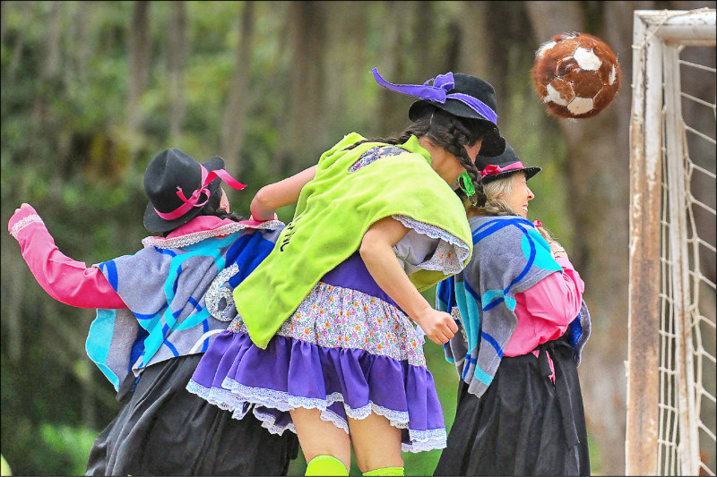 中英對照讀新聞》Putting the boot in: Colombian women farmers embrace football乘勝追擊:哥倫比亞女性農夫擁抱足球