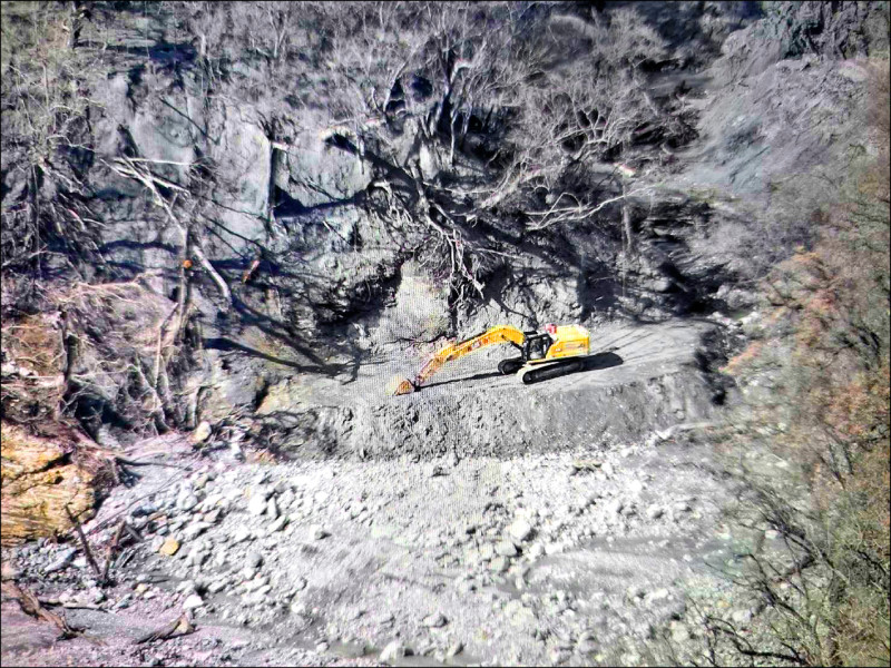 馬太鞍溪堰塞湖降挖 蓄水量安全下降/工程團隊採穩健推進 目前水位已降至24.6萬立方公尺