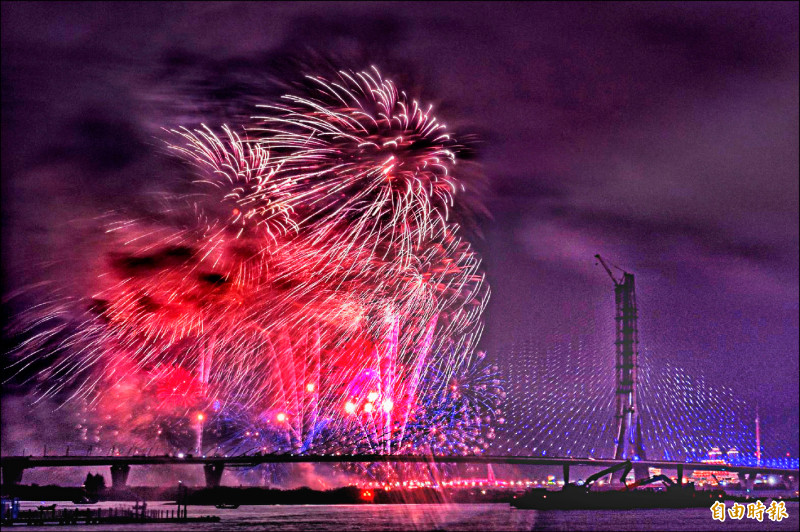 淡江大橋跨河煙火 迎2026
