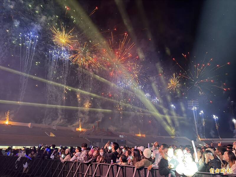 雲林近2萬人湧田徑場迎接2026 韓團HIGHLIGHT掀高潮