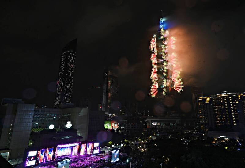 2026跨年101煙火絢爛奪目。（記者田裕華攝）
