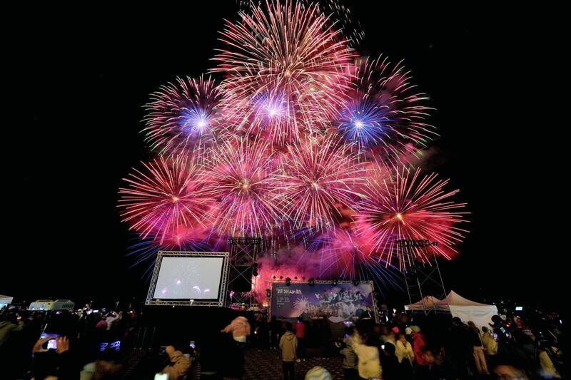 日月潭跨年晚會在水社與伊達邵同步施放雙煙火，點亮環潭夜空。（日管處提供）
