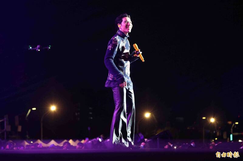 台中跨年驚險一刻！蕭敬騰壓軸飆唱 彩帶擊落空拍機險砸中