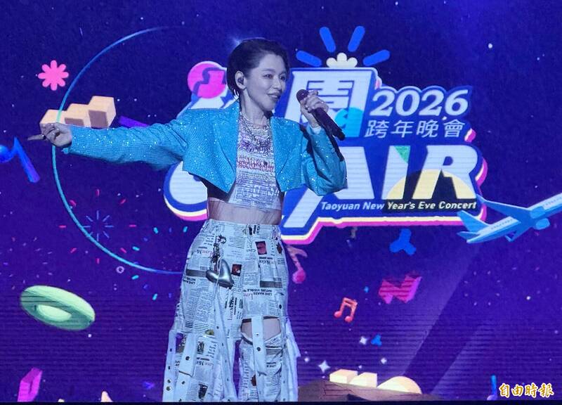 徐若瑄、Apink擊退冷雨！桃園跨年吸10.5萬人 虛實偶像跨界共演