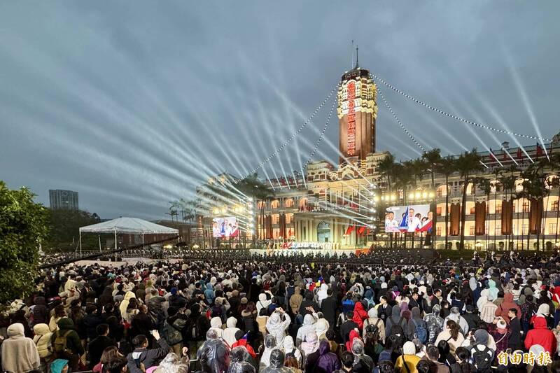 總統府升旗》陳彥博與醫護團體領唱國歌、拖20kg雪橇熱血環台