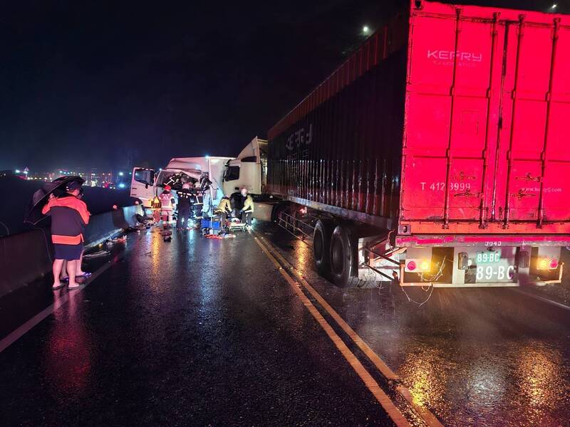 台2线78.9公里新北市瑞芳区水湳洞路段，元旦凌晨发生货柜车与大货车对撞事故。郭姓大货车驾驶腿部骨折等伤势，赶紧送医救治，无生命危险，但该起事故造成双向车道全面中断，塞车近3小时才恢复交通顺畅。（记者林嘉东翻摄）