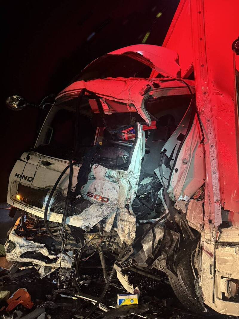 台2线78.9公里新北市瑞芳区水湳洞路段，今天凌晨发生货柜车与大货车对撞事故；由于撞击力大，2车车头严重变形。（记者林嘉东翻摄）