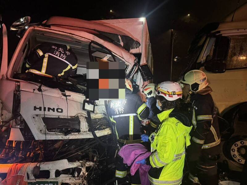 台2线78.9公里新北市瑞芳区水湳洞路段，今天凌晨发生货柜车与大货车对撞事故；由于撞击力大，2车车头严重变形。（记者林嘉东翻摄）