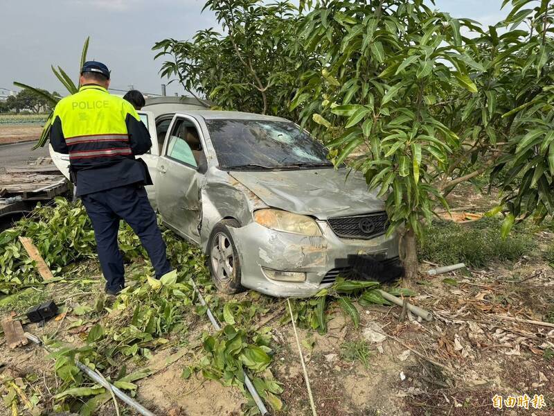 馬姓男子的座車被撞爛衝進農田裡。（資料照）