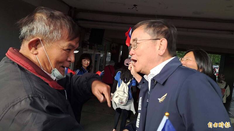 劉櫂豪今天參加台東縣府舉升旗典禮後，與民眾熱烈寒喧，是否再選縣長？表示會統一宣布。（記者黃明堂攝）