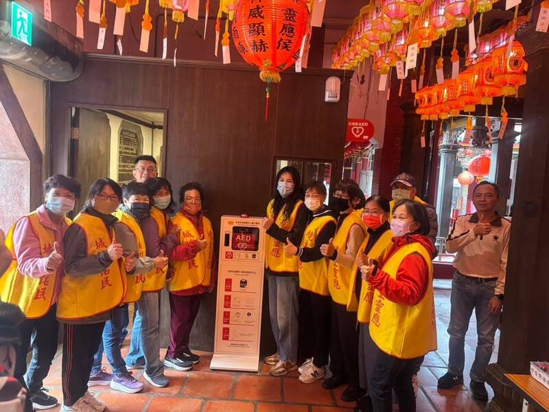 馬公城隍廟添購自動體外心臟去顫器，保障信徒安全。（馬公城隍廟提供）
