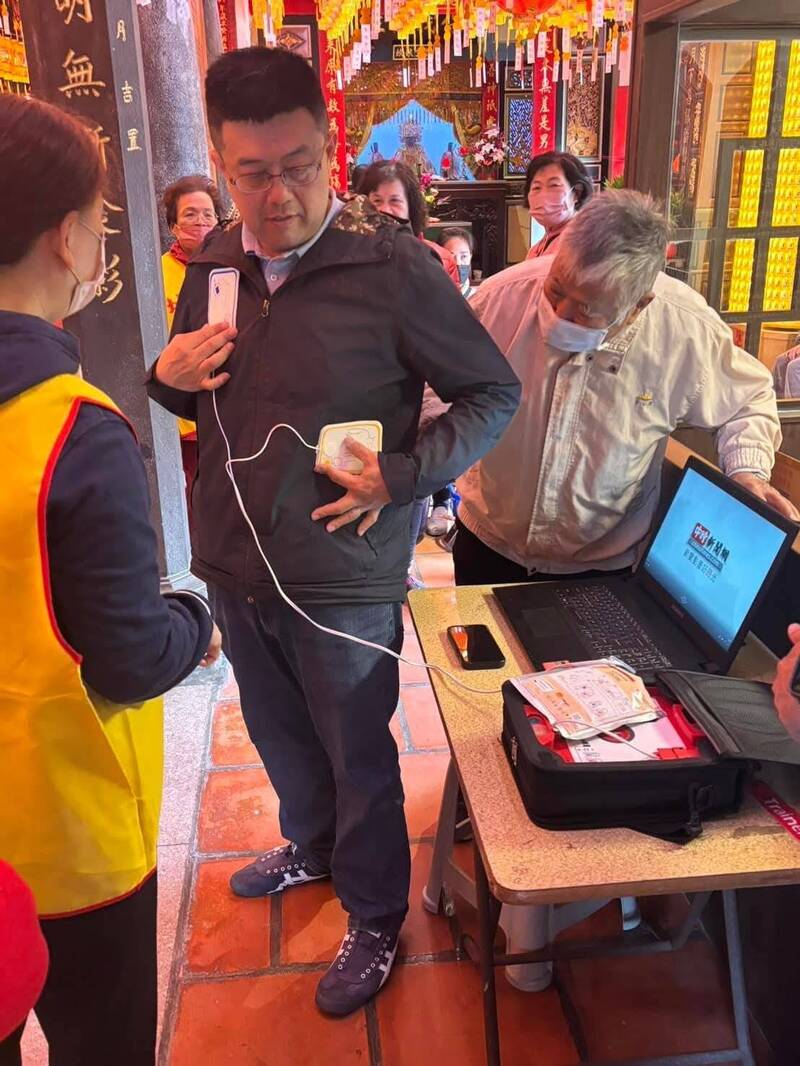 財團法人馬公城隍廟董事長顏嘉弘，體驗自動體外心臟去顫器功能。（馬公城隍廟提供）