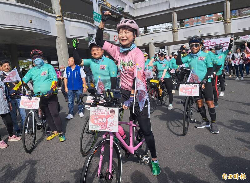 陳亭妃在眾多支持者相挺下，從南市府永華市政中心騎鐵馬出發，將騎遍台南37個行政區。（記者蔡文居攝）