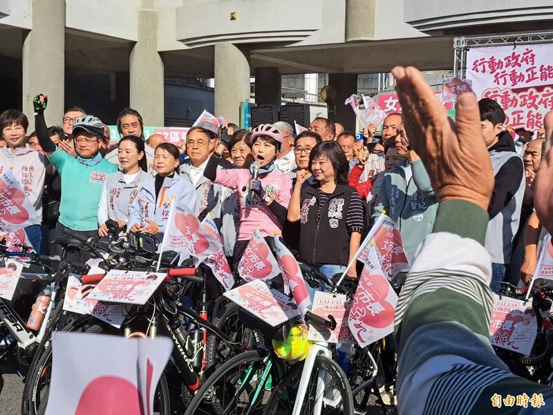 陳亭妃出發前致詞，希望大家陪她走完初選最後一哩路，為台南創造歷史，出現第一位女市長。現場「凍蒜！」聲不絕於耳。（記者蔡文居攝）