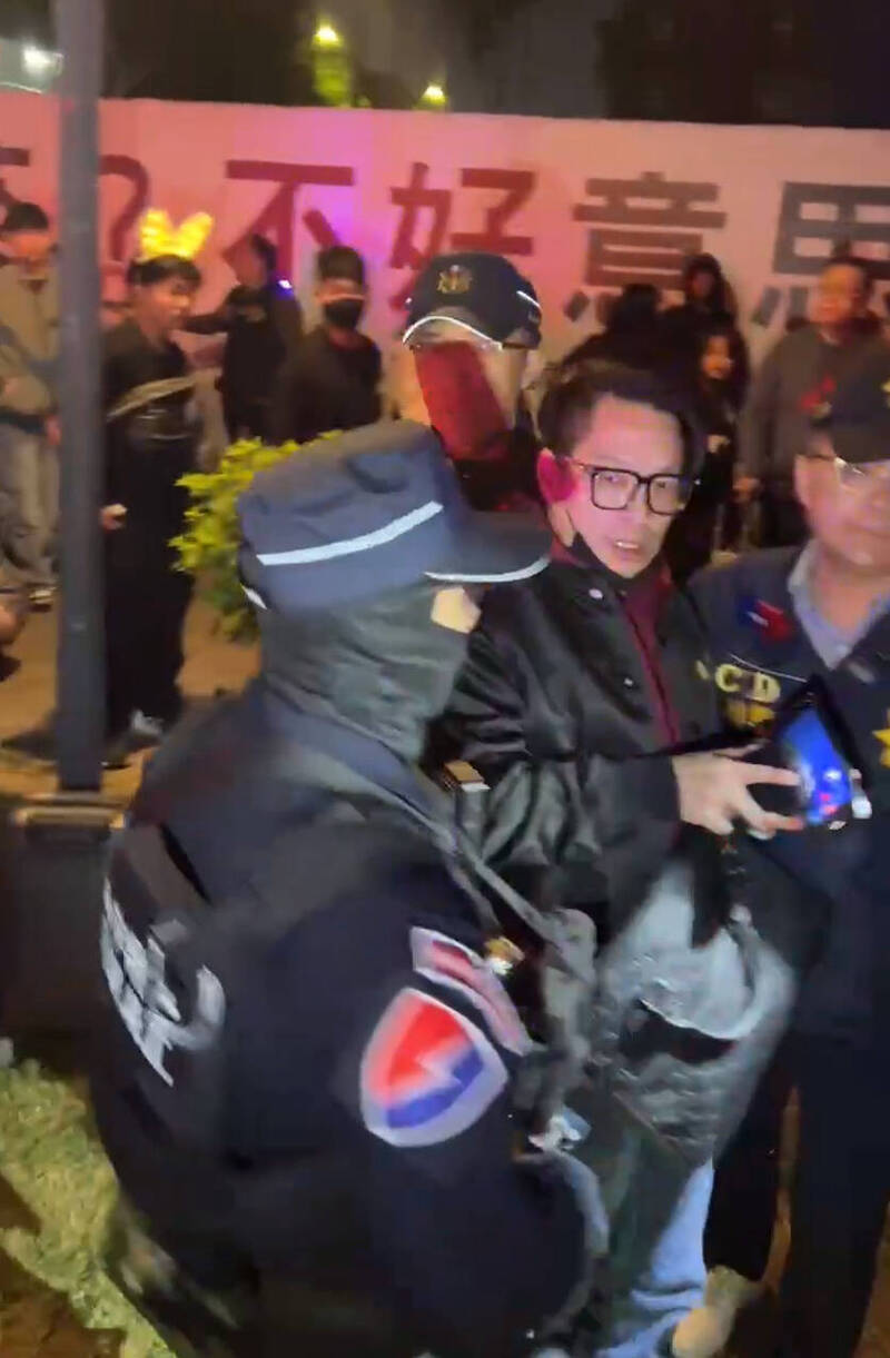 網紅鄭方形又鬧場台南跨年晚會、挑釁員警 再被法辦