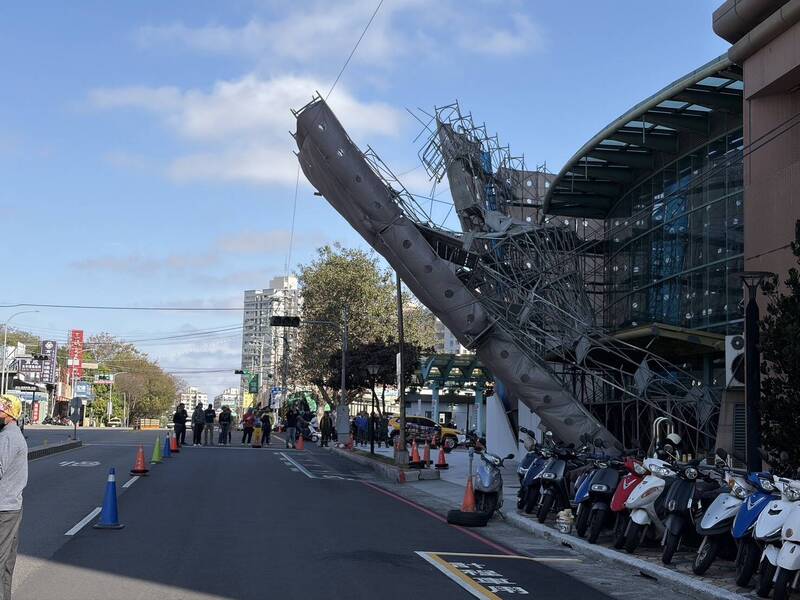 疑怪風作崇！ 台中榮總外圍工地整片鷹架倒塌 