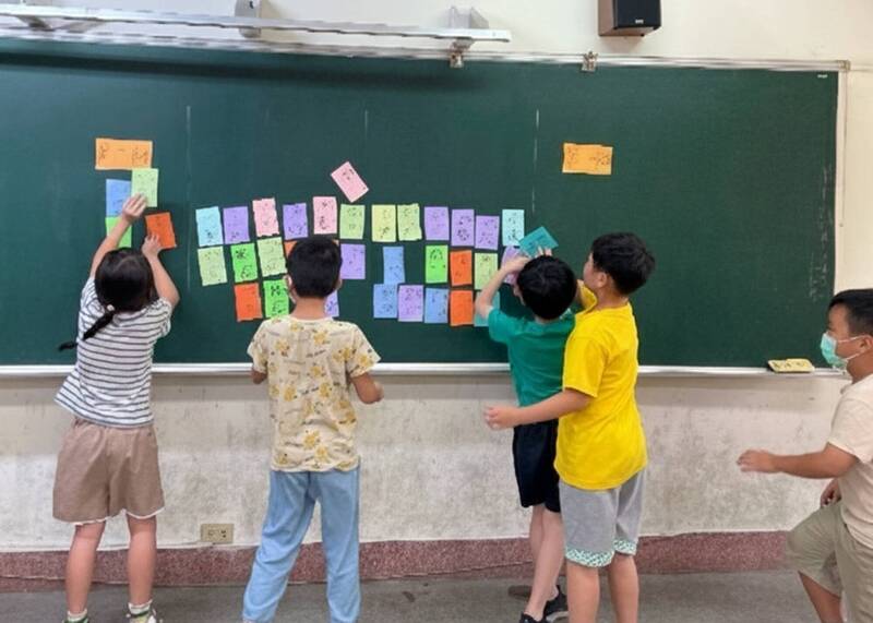 台中市草湖國小課後照顧服務班成語對對碰遊戲。（教育部提供）