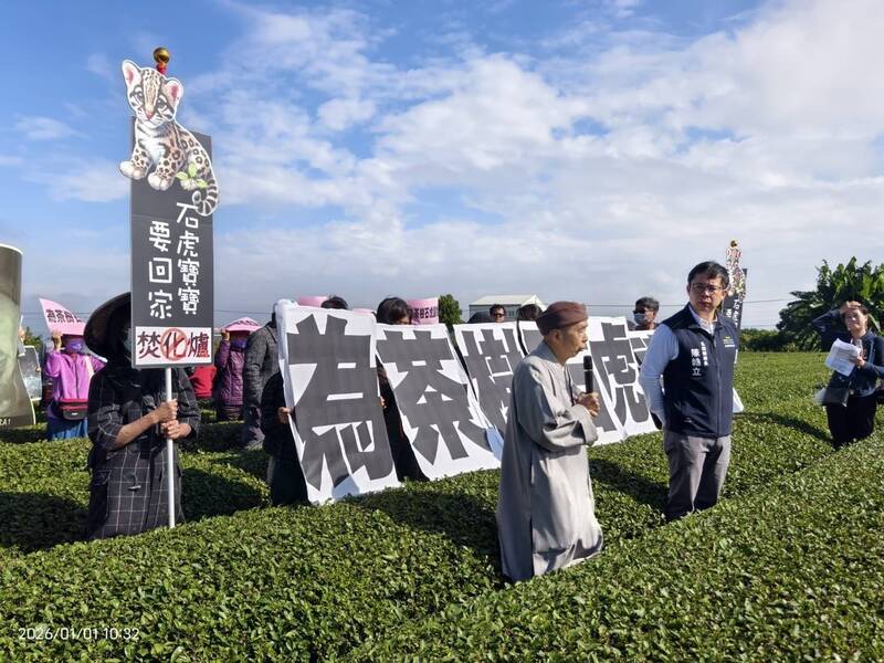 名間鄉反焚化爐自救會會長釋致中師父（前排左）和鄉長陳翰立（前排右），在排字現場為茶產業和生態請命。（名間鄉反焚化爐自救會提供）