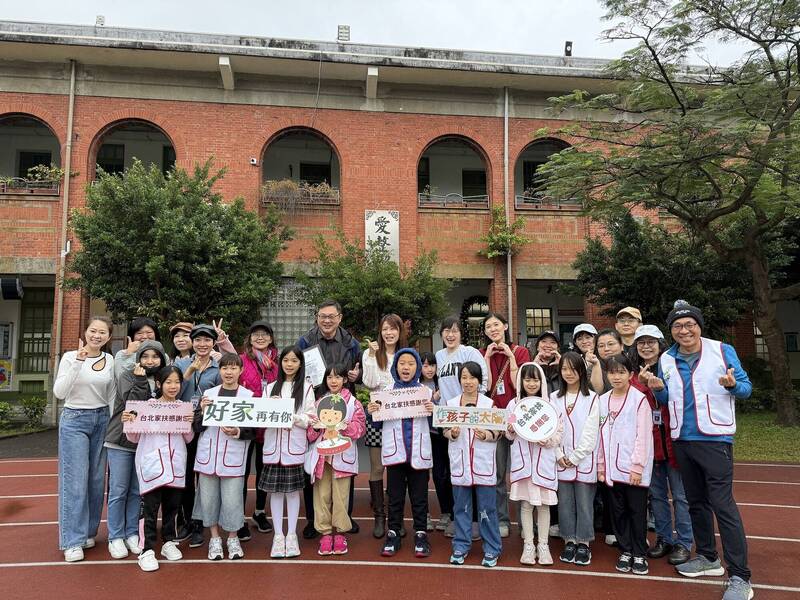 國北教大實小長年做愛心，已連續22年在校內舉辦冬季水果義賣，募得款項全數捐給台北家扶中心，幫助弱勢兒少。（台北家扶中心提供）