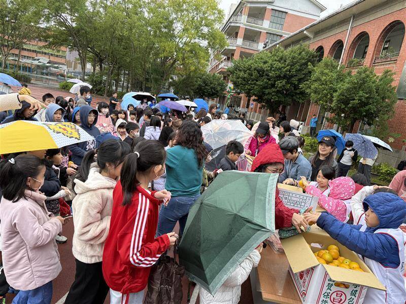 國北教大實小連續22年舉辦水果義賣，歲末當天雖下雨，仍不減親師生們熱烈響應公益義賣的愛心。（台北家扶中心提供）