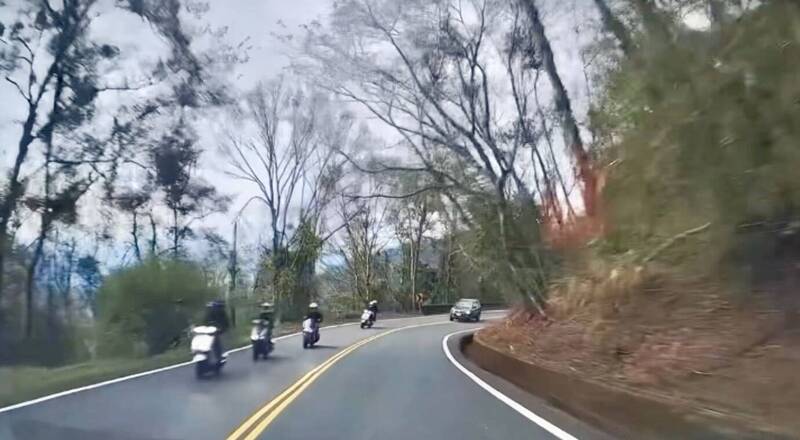 休旅車在台14甲線15.6K路段，先跨越雙黃線。（圖擷自Threads，網友mack0924提供）