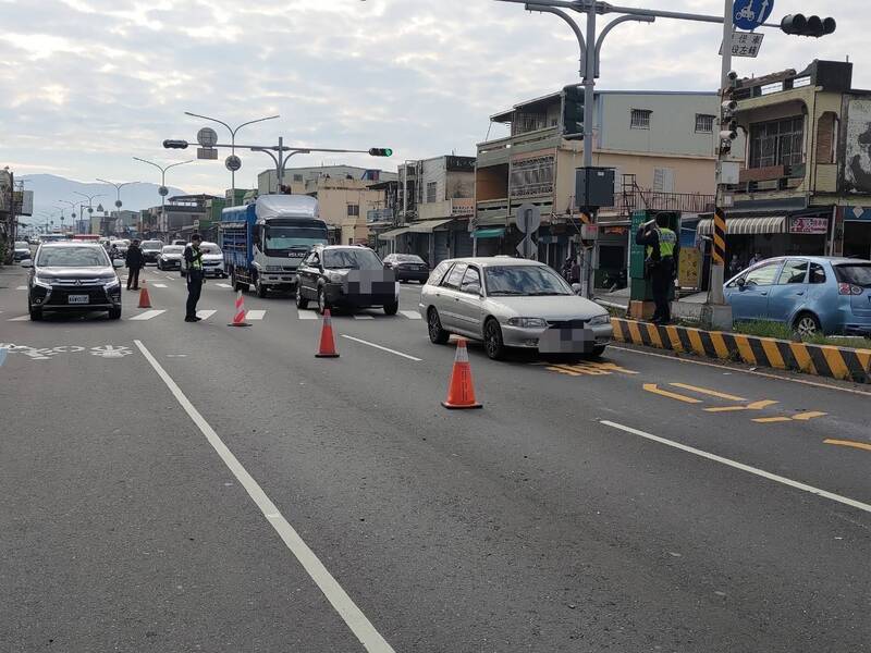 疑台東迎曙光回程太累! 台1線枋寮段轎車翻覆釀4傷