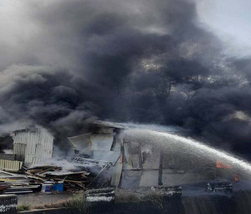 彰化今年首起建物火災！ 伸港工廠倉庫大火濃煙竄天