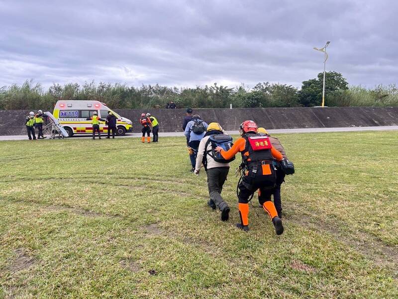 救援中钢通鸿轮的台船接驳船上5名船员，由空勤直升机搭载降落到花莲德兴运动场。（空勤总队提供）