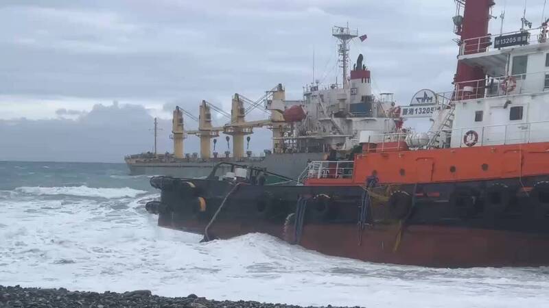 救援中钢货轮的台船接驳船搁浅，救援拖船反而受困、1人受伤。（民众提供）