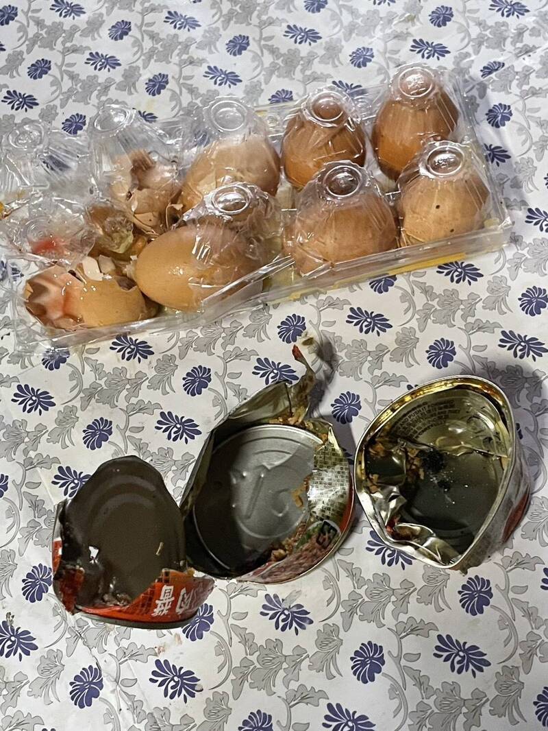 台灣黑熊闖入工寮「開罐頭」驚悚畫面。（嘉義林業分署提供）